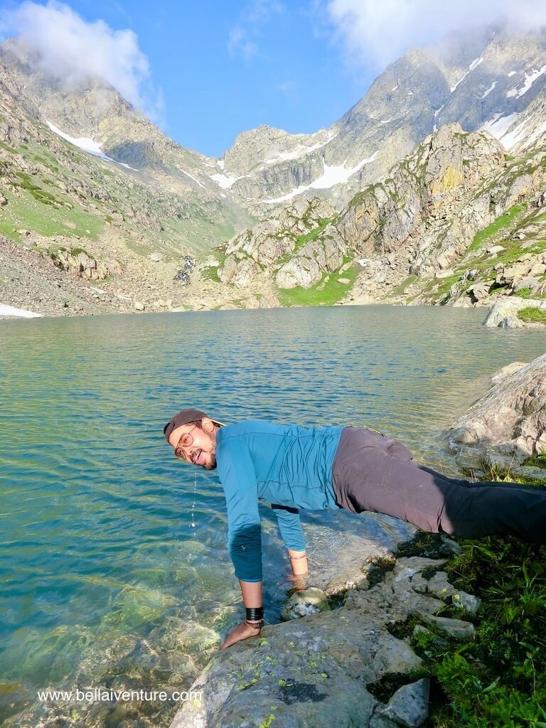 印度 India 北北印  North India 喀什米爾 Kashmir 大湖健行 trekking Kashmir Great Lakes Trek 扶地起身的喝聖水
