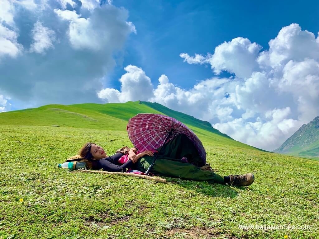 印度 India 北北印  North India 喀什米爾 Kashmir 大湖健行 trekking Kashmir Great Lakes Trek 太陽下的草原乘涼